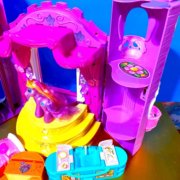 MY LITTLE PONY G3 2002 CELEBRATION CASTLE PLAYS MUSIC & LIGHTS UP EXCLUS… - Picture 4 of 16